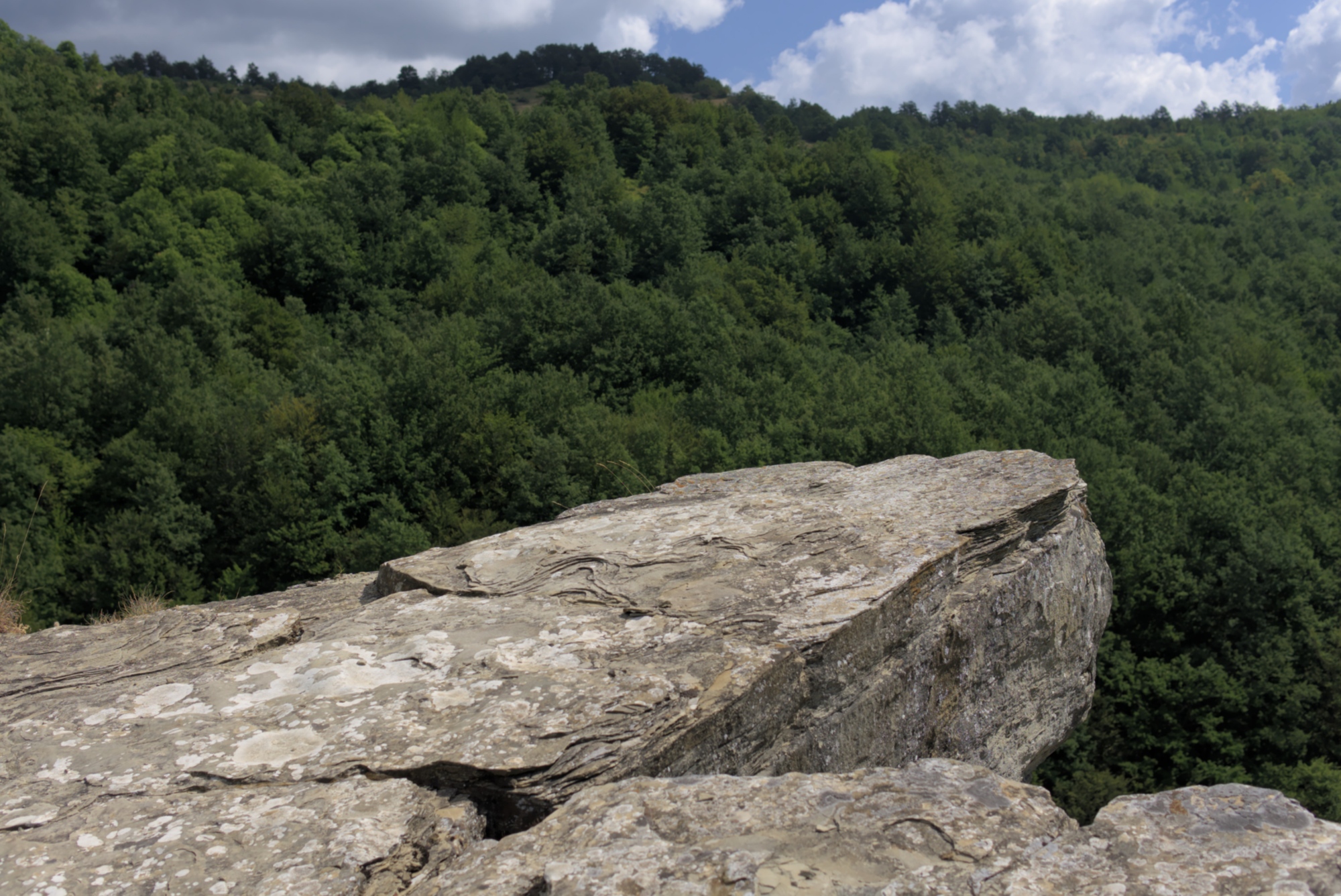 roccia sporgente sulla vallata