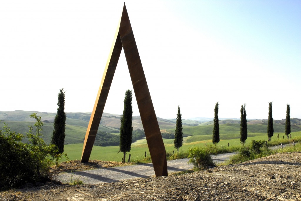 Fot. Staccioli, Fattoria di Lischeto. Portale. Foto: Mauro Staccioli, Anello (Ring). Źródło: https://www.visittuscany.com/
