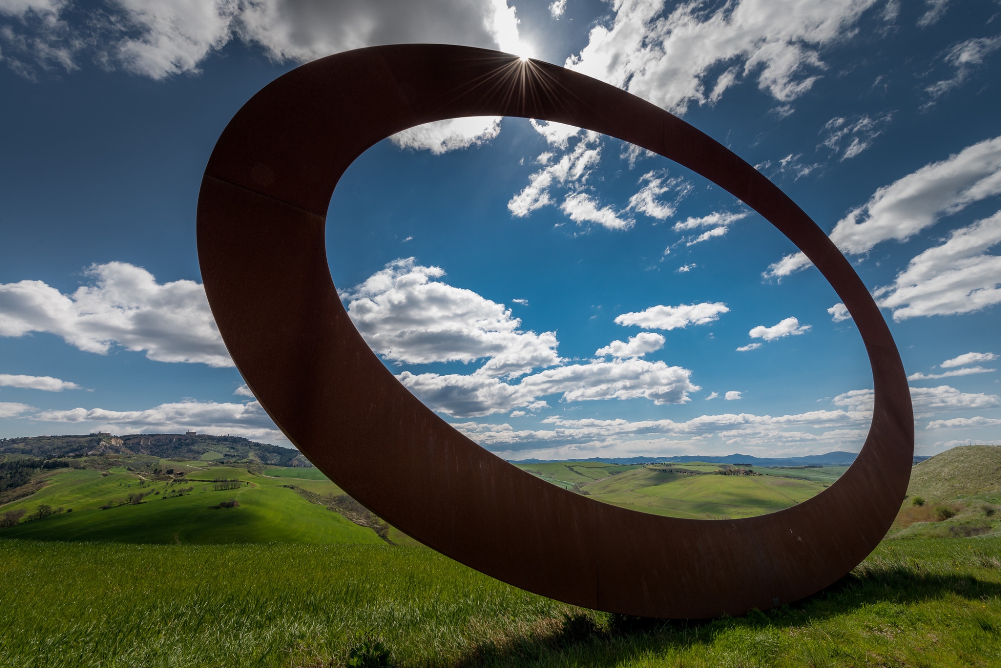 Installazione di Mauro Staccioli a Volterra