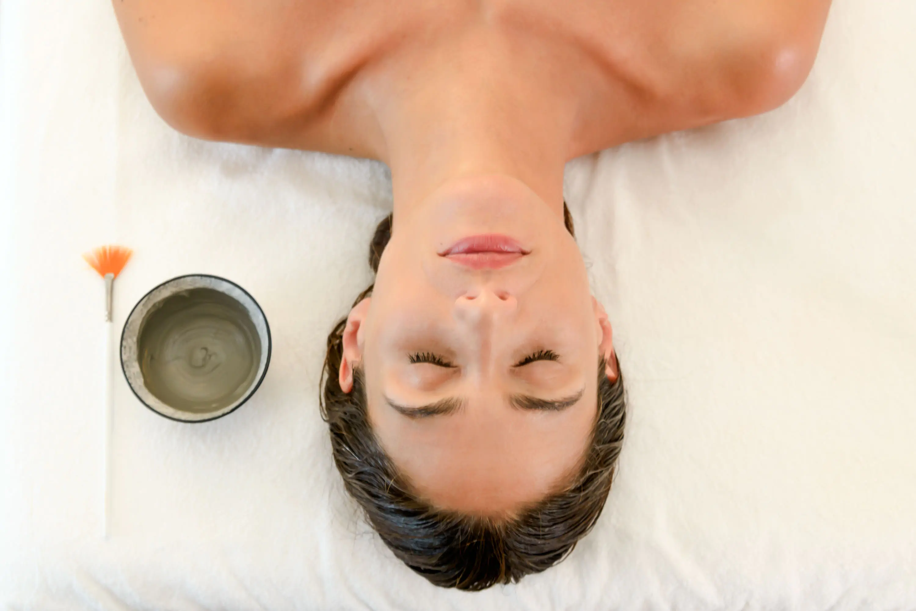 Liegende Frau bei einer Gesichtsbehandlung