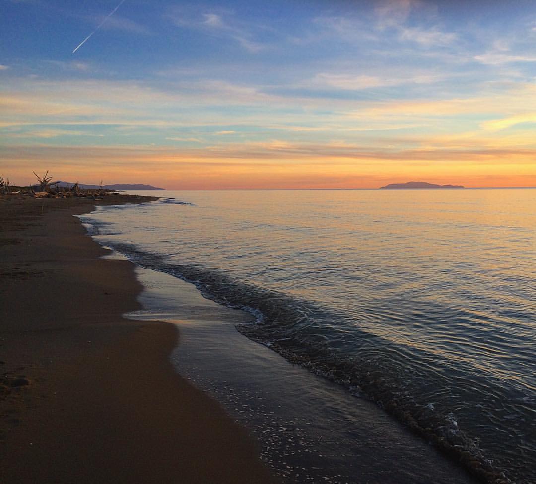 Tramonto sulla spiaggia di Principina a Mare nel Parco della Maremma