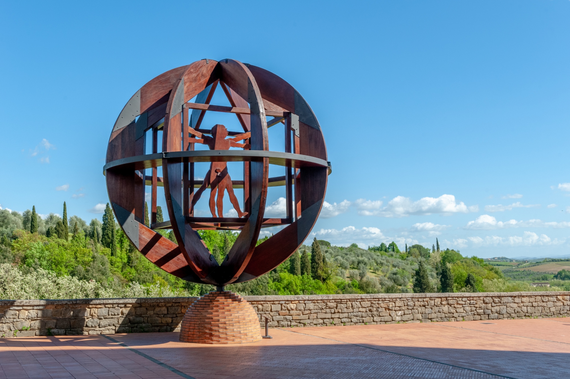 Die Skulptur „L‘Uomo di Vinci“ (Mann aus Vinci), die sich außerhalb des Museums befindet