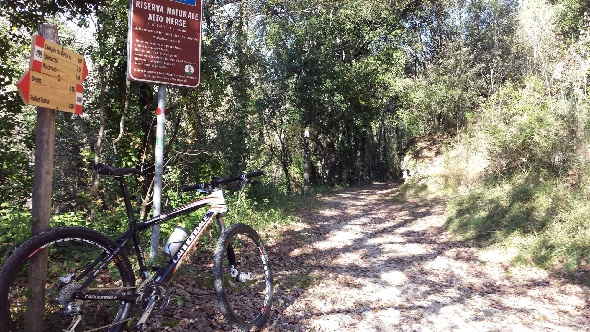 Andando en bicicleta en la Reserva Natural del Alto Merse