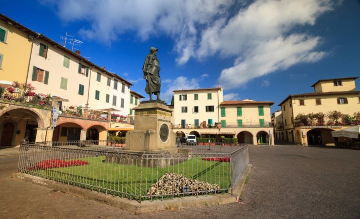 La piazza di Greve, circondata dai portici e con al centro la statua dedicata a Giovanni da Verrazzano