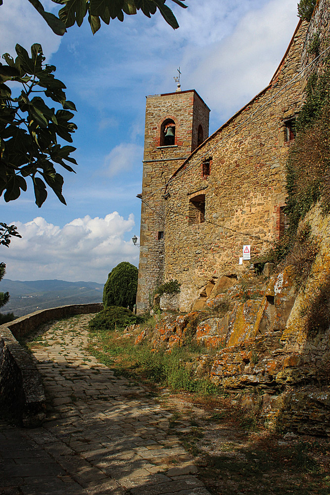 Rapale - Via di accesso al Castello