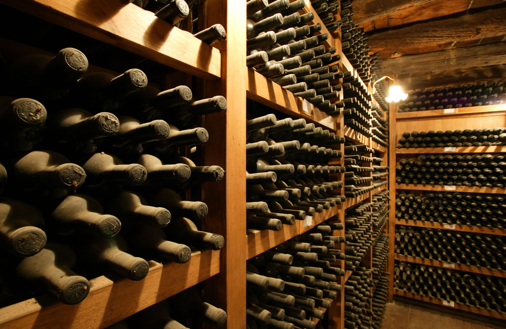 Bottiglie di vino in cantina