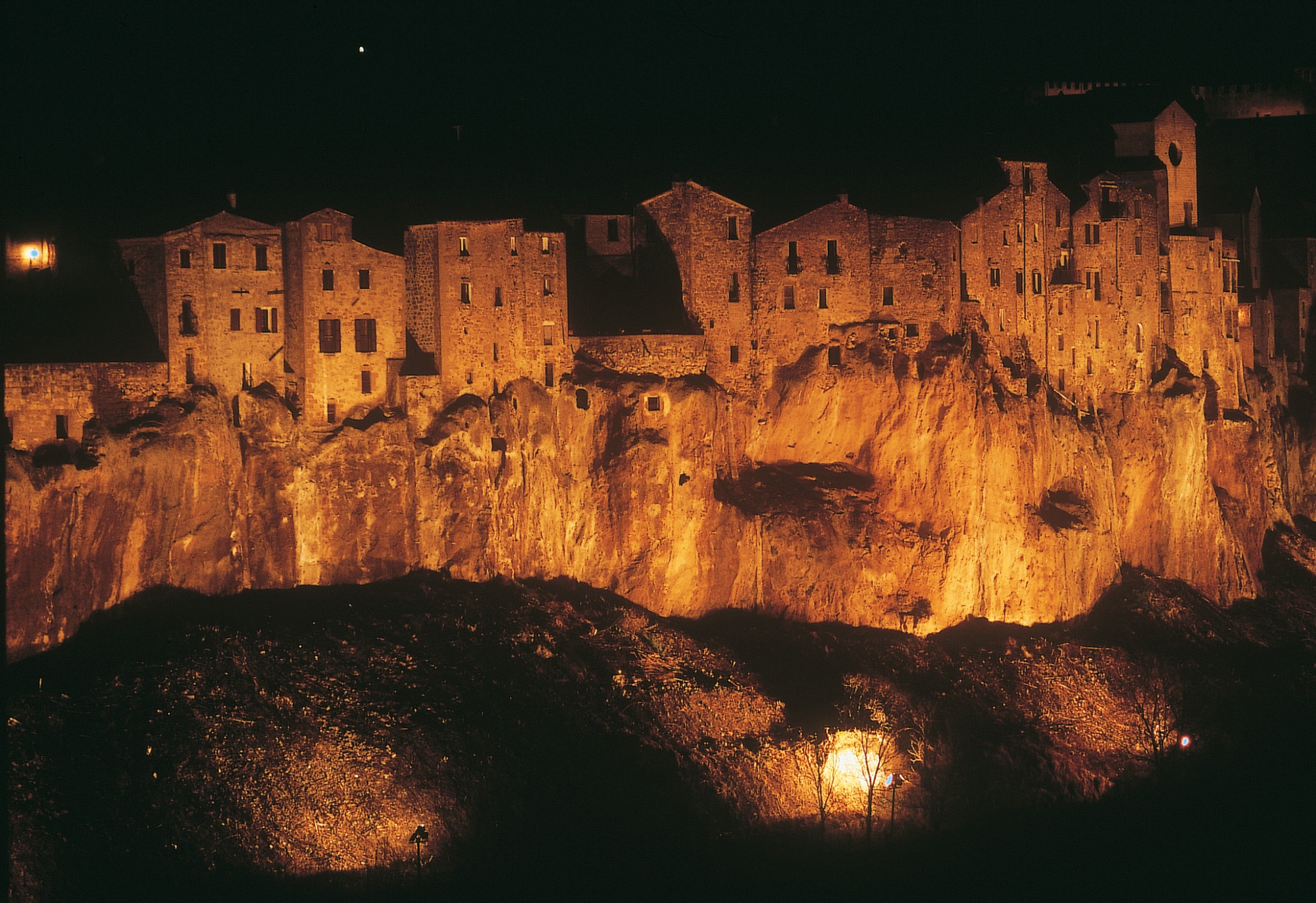 Veduta notturna di Pitigliano