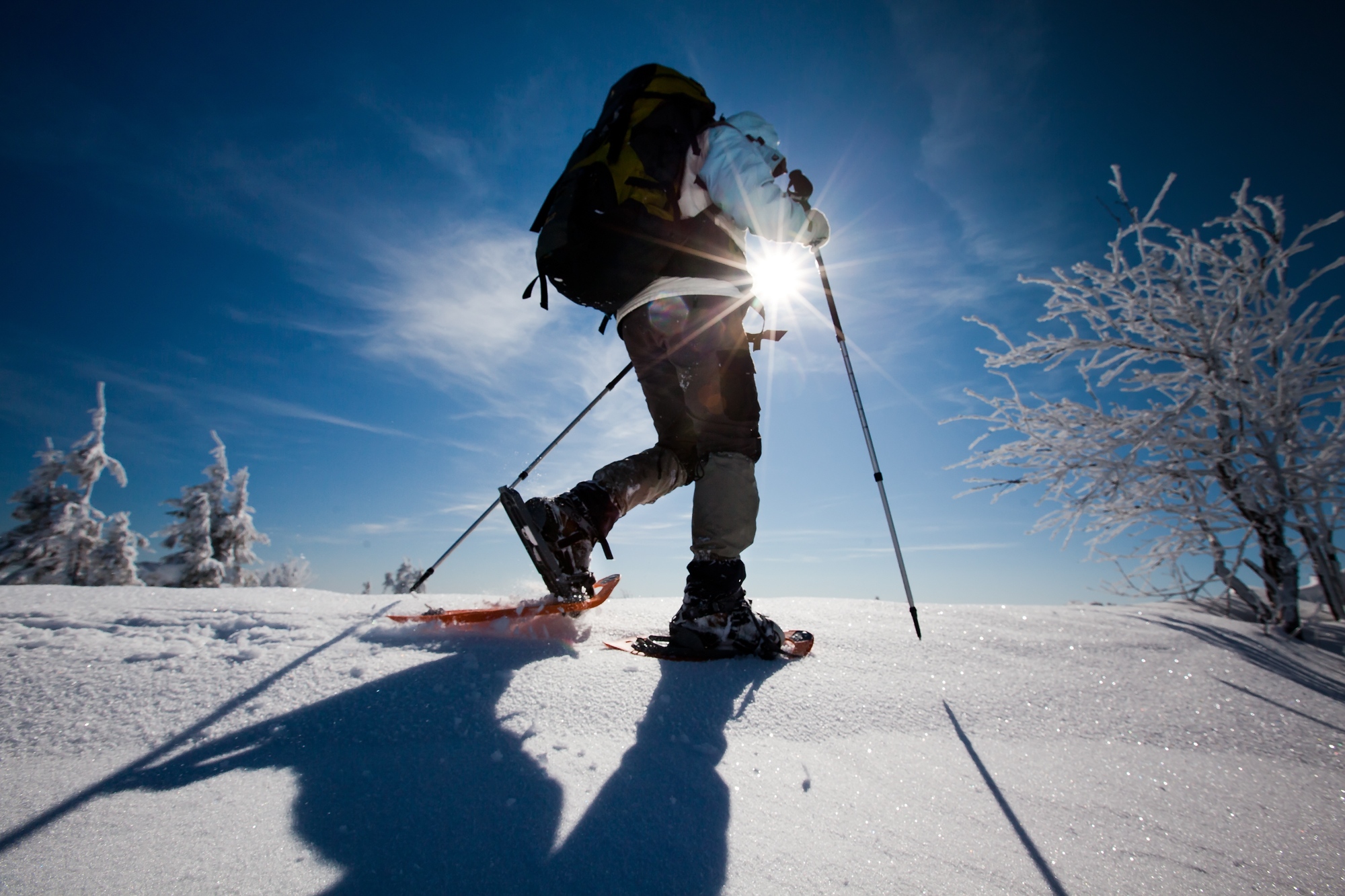 Randonnée en raquettes dans les montagnes toscanes en hiver