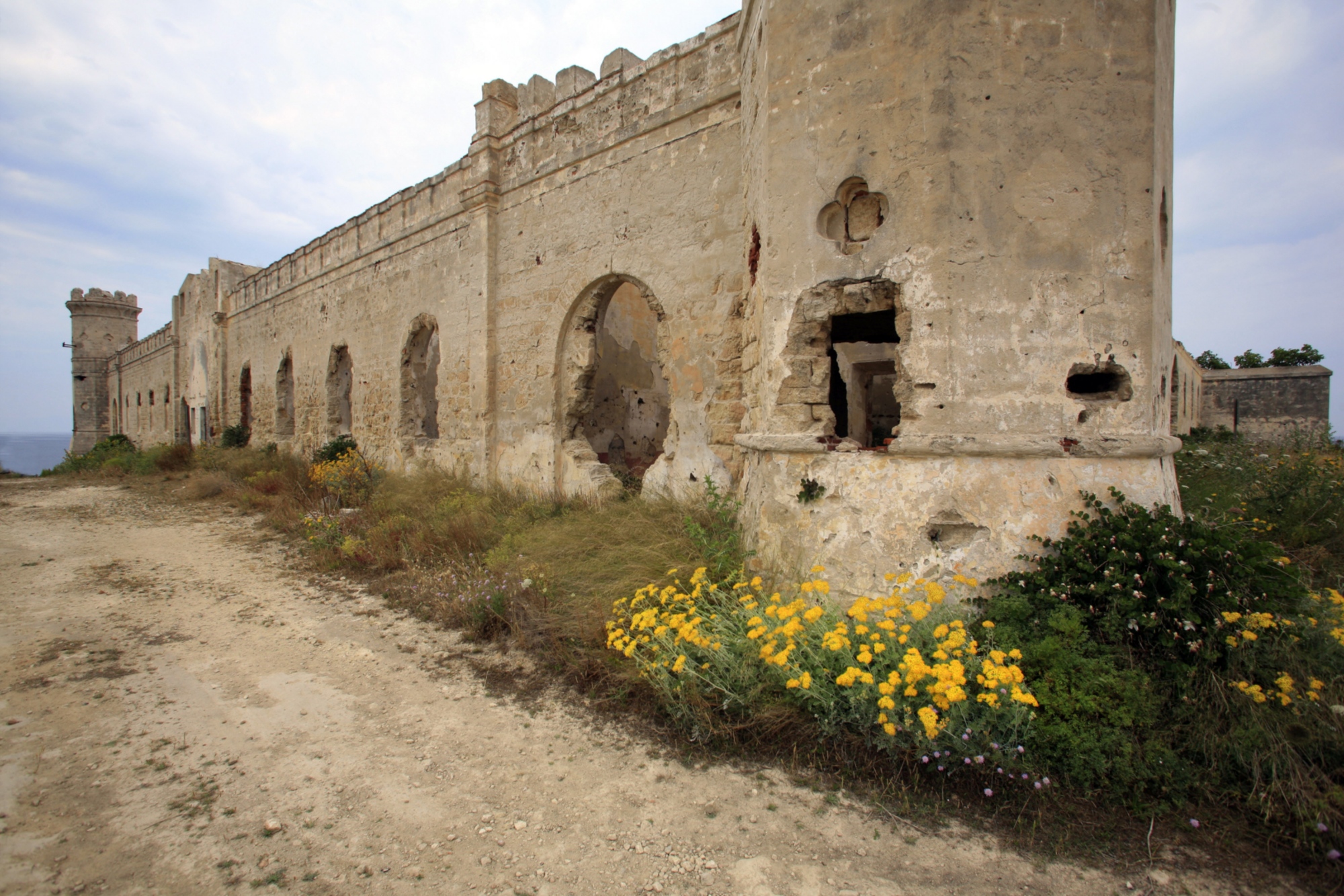 Pianosa, le mura esterne della Casa del Marchese