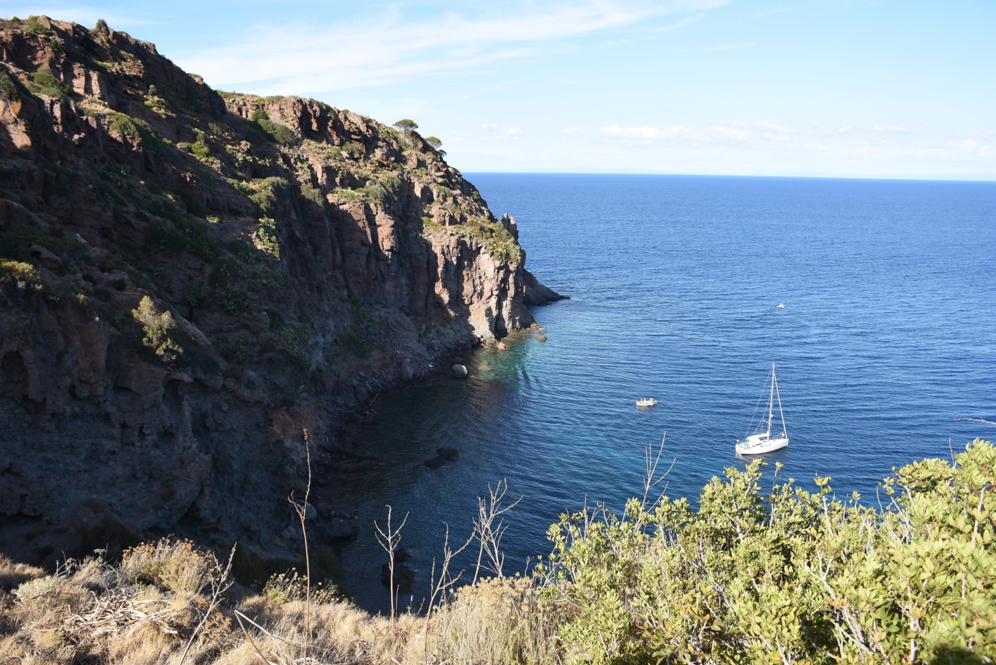 Capraia, cammino con vista mare