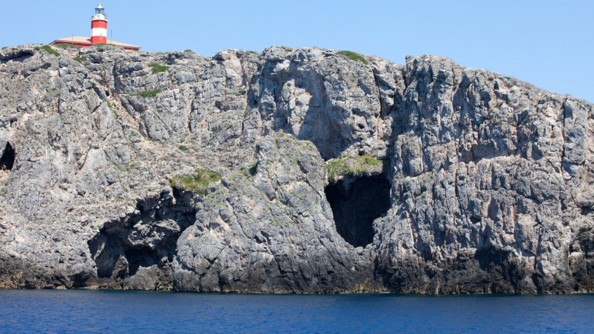 Il Faro di Capel Rosso, sulle falesie di roccia