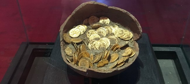 Gold coins in the treasure of St. Mamilian