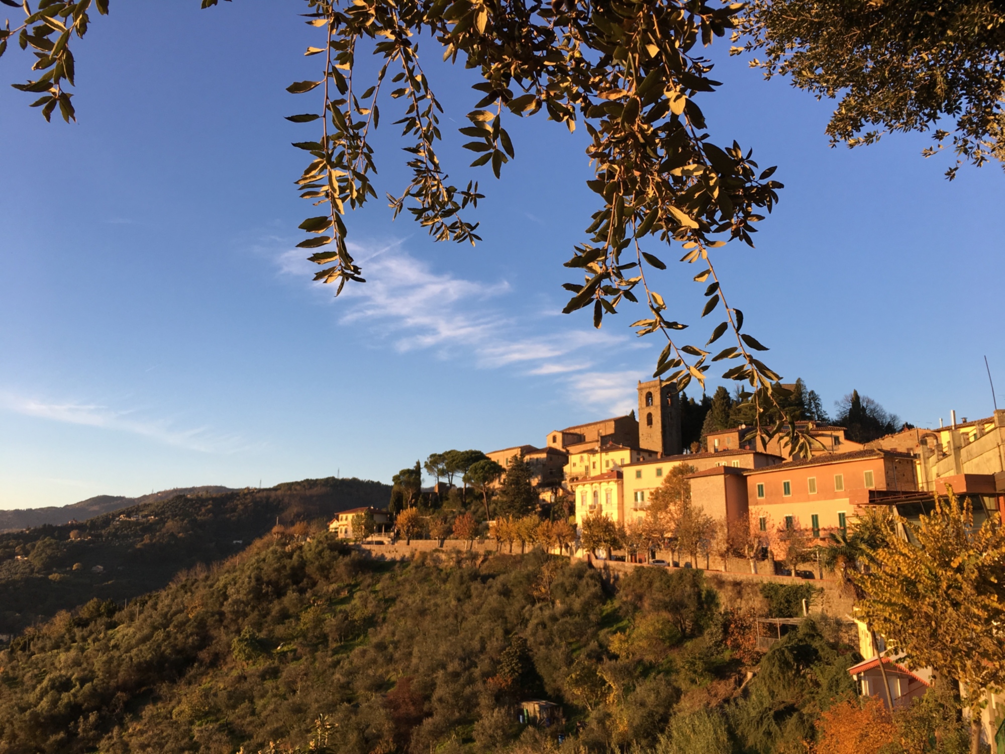 Il borgo di Montecatini Alto al tramonto