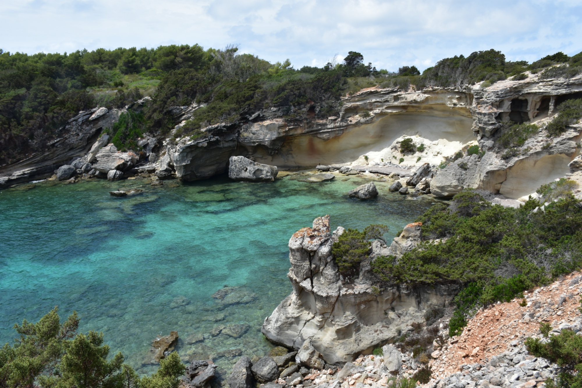 Una piccola falesia nella baia di Pianosa