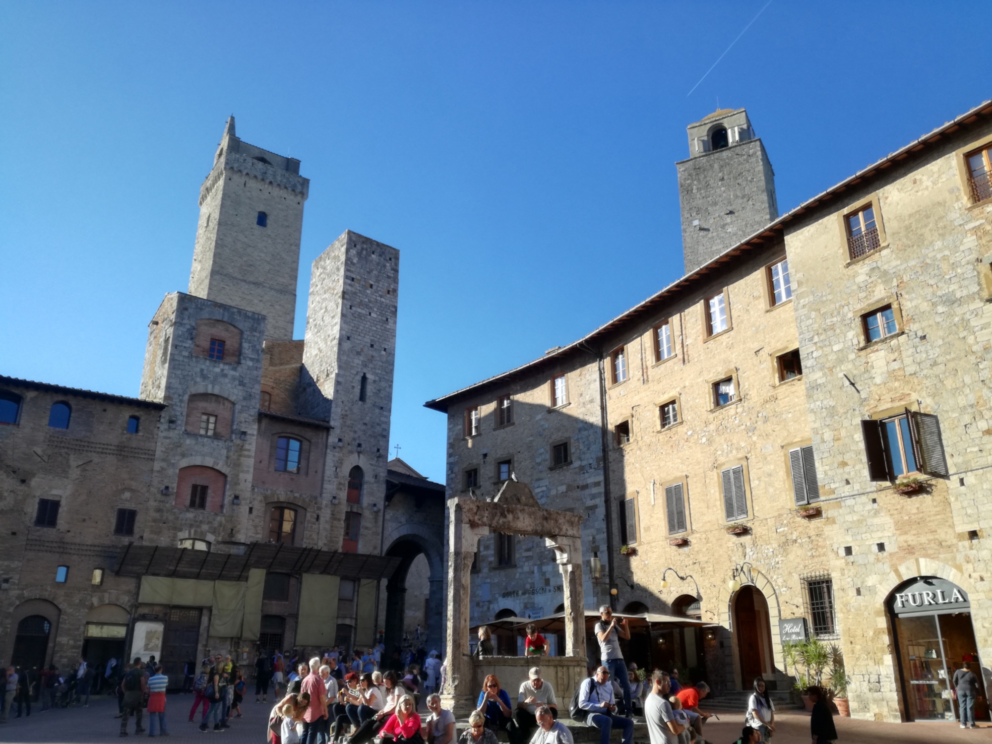 Die Piazza della Cisterna in San Gimignano