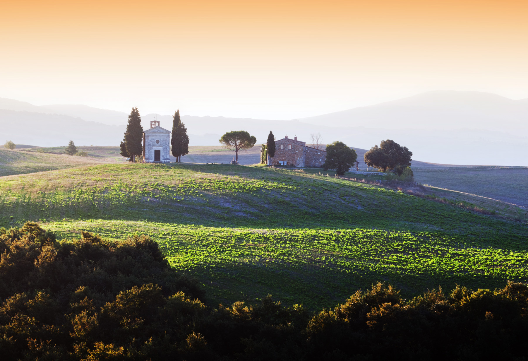 Il poggio della solitaria Cappella della Madonna di Vitaleta in Val d'Orcia