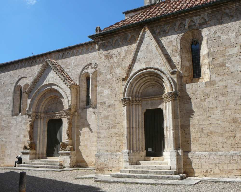 Die beiden Seitenportale der Stiftskirche