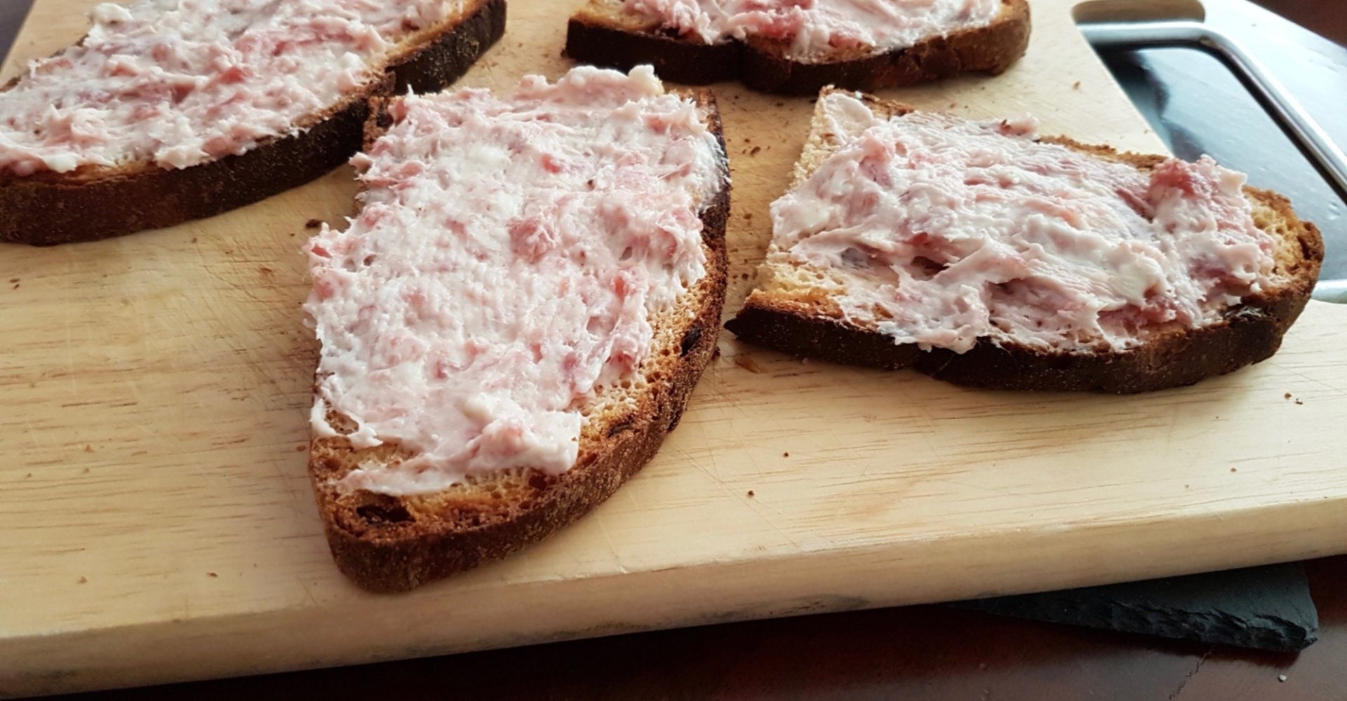 Crostini salsiccia e stracchino