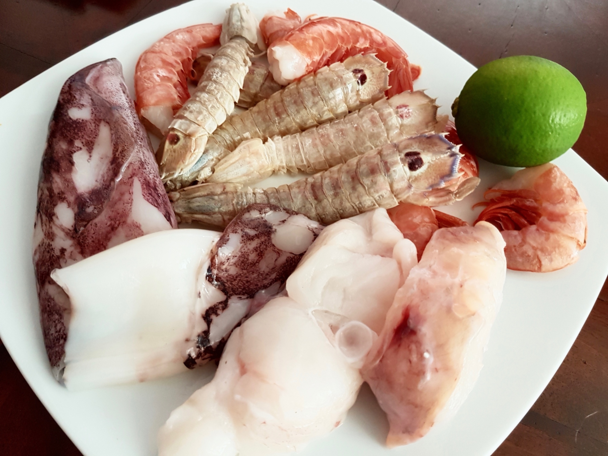 Pescados e ingredientes para el caldaro