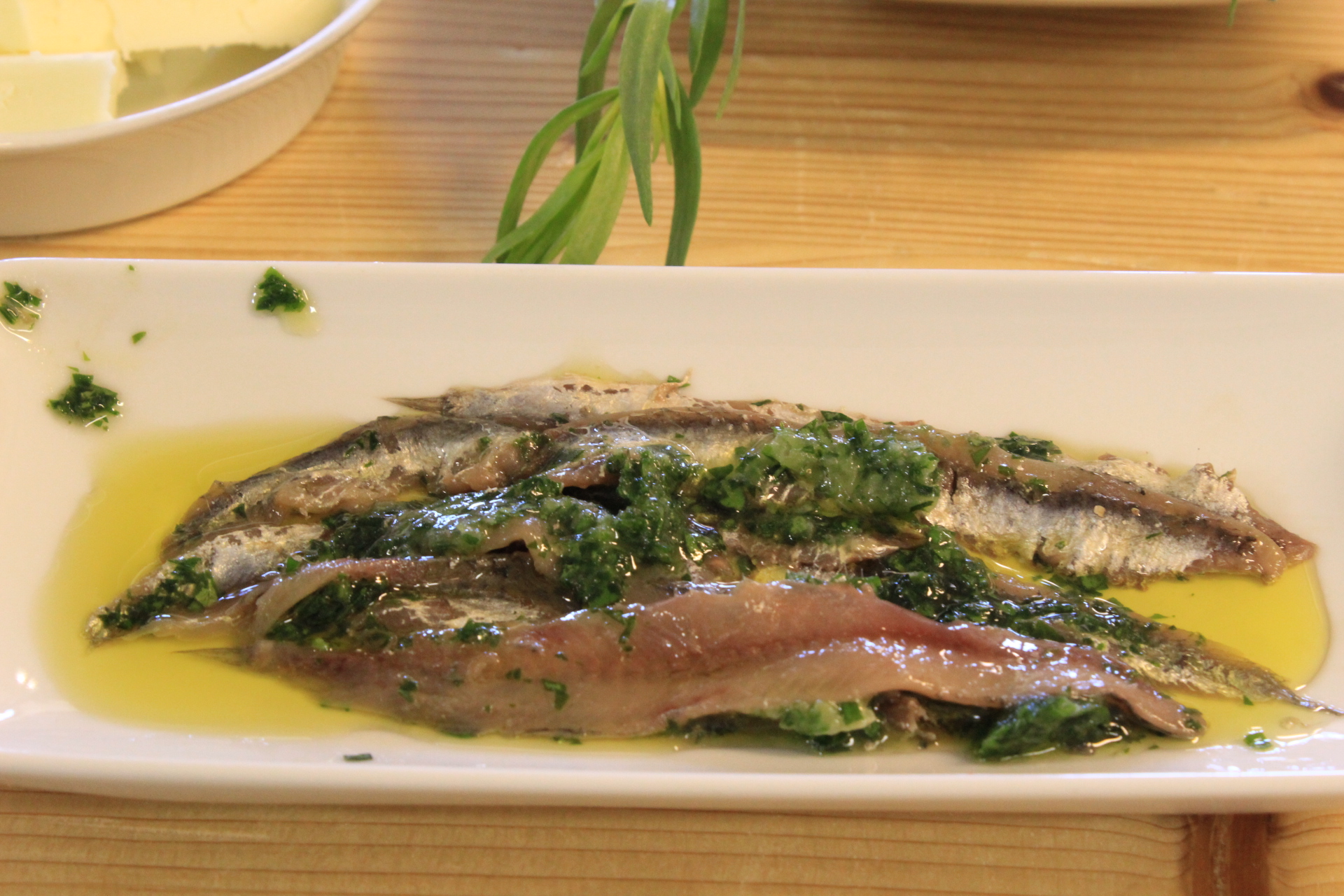 <br />Remove the salt from the anchovies with water and vinegar. Carefully remove the bones and store them in a bowl with olive oil and chopped parsley