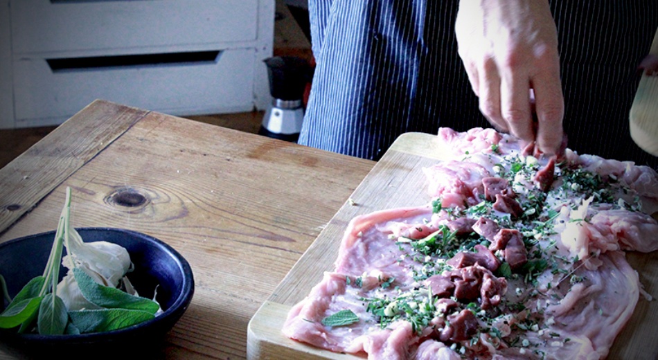 Take the chopped sage, rosemary, garlic, fennel, salt and pepper. Sprinkle the mixture on the rabbit meat. Cut the liver into pieces and add it Take the chopped sage, rosemary, garlic, fennel, salt and pepper. Sprinkle the mixture on the rabbit meat. Cut the liver into pieces and add it