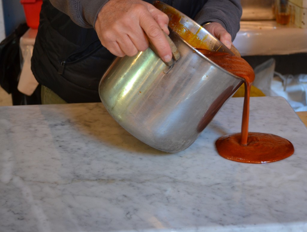 La preparación de la mandolata sobre el mármol