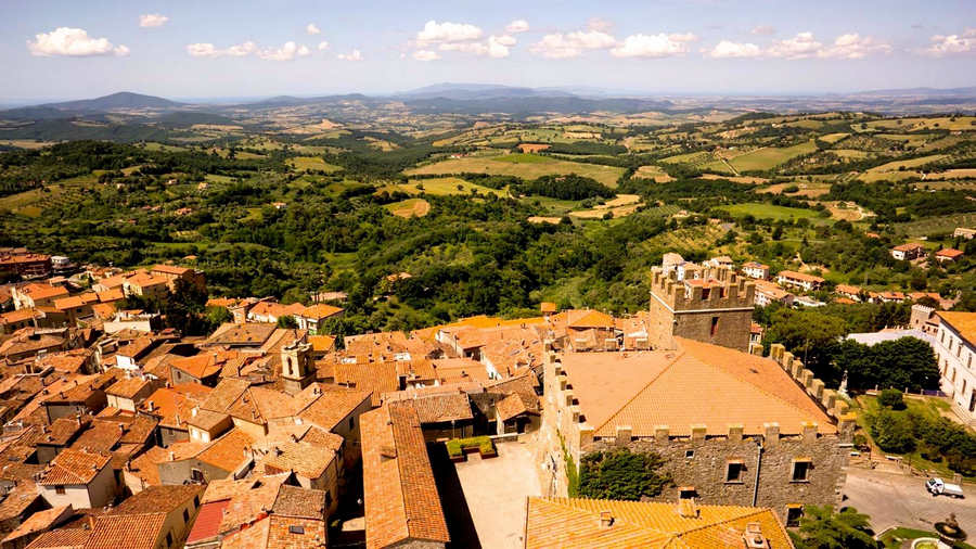 Manciano - Panorama, rechts im Vordergrund die Burg