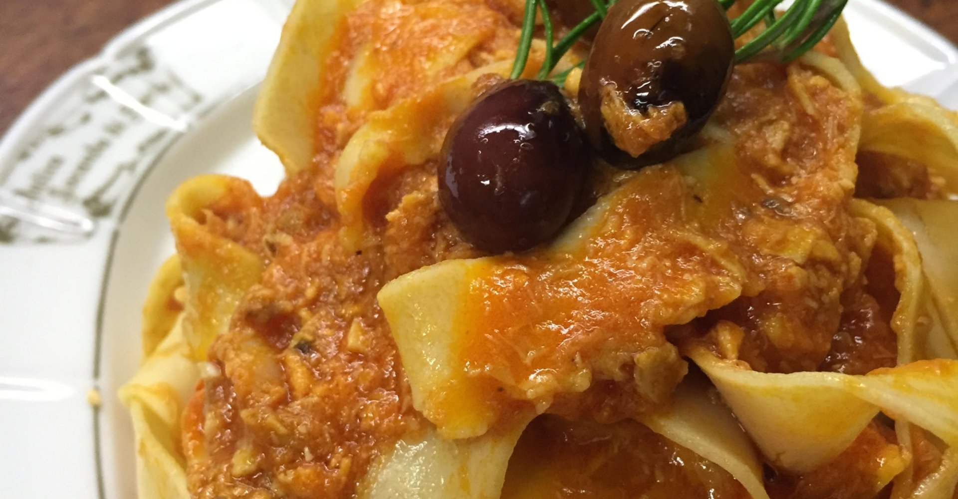 https://www.visittuscany.com/shared/visittuscany/immagini/blogs/ricetta/pappardelle-on-the-hare.jpg?__scale=w:1920,h:1000,t:2,q:85