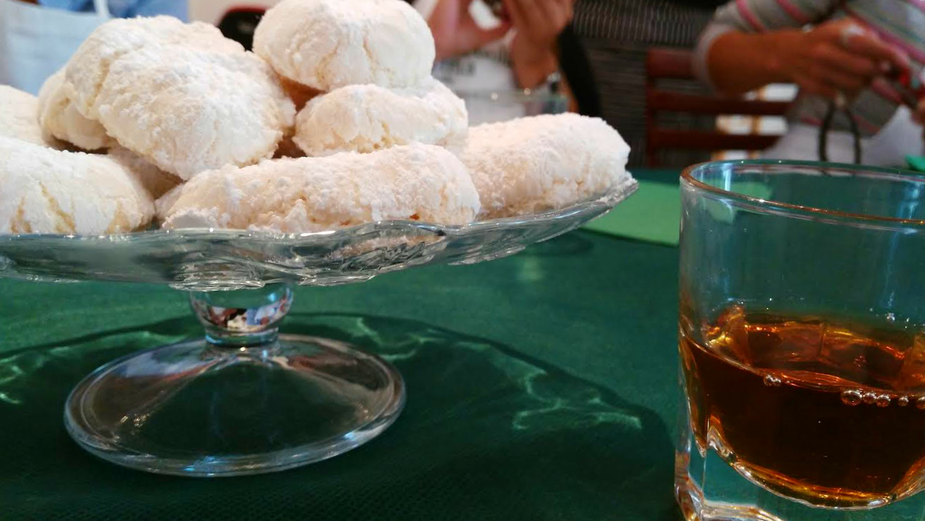 Ricciarelli di Siena mit einem Glas Vin Santo