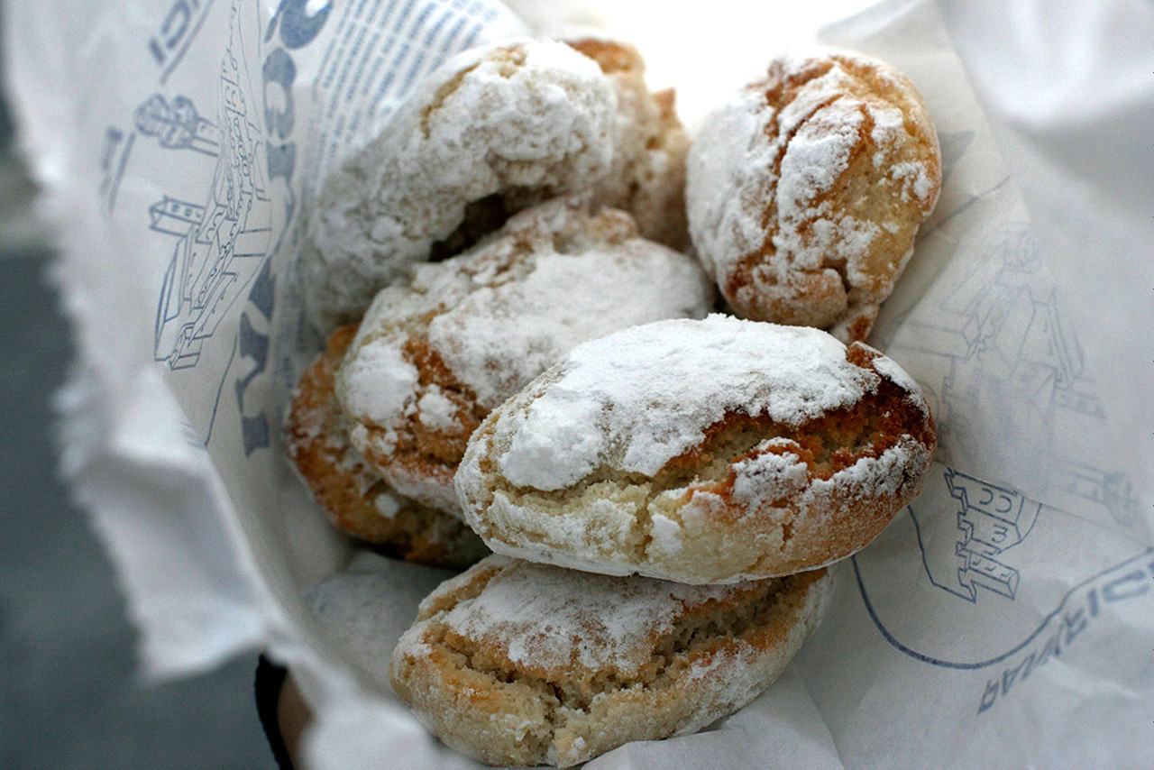 Un piatto con dei ricciarelli