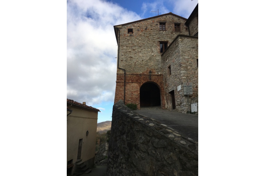 El pueblo de Sasso Pisano, detalle de la puerta