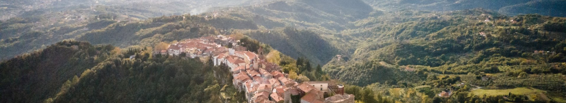 Vista del pueblo de Fosdinovo y del Mar de Liguria