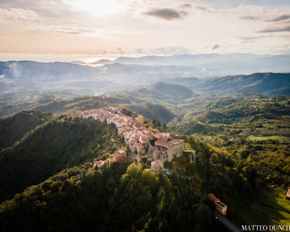 Vue sur le village de Fosdinovo et la mer de Ligurie