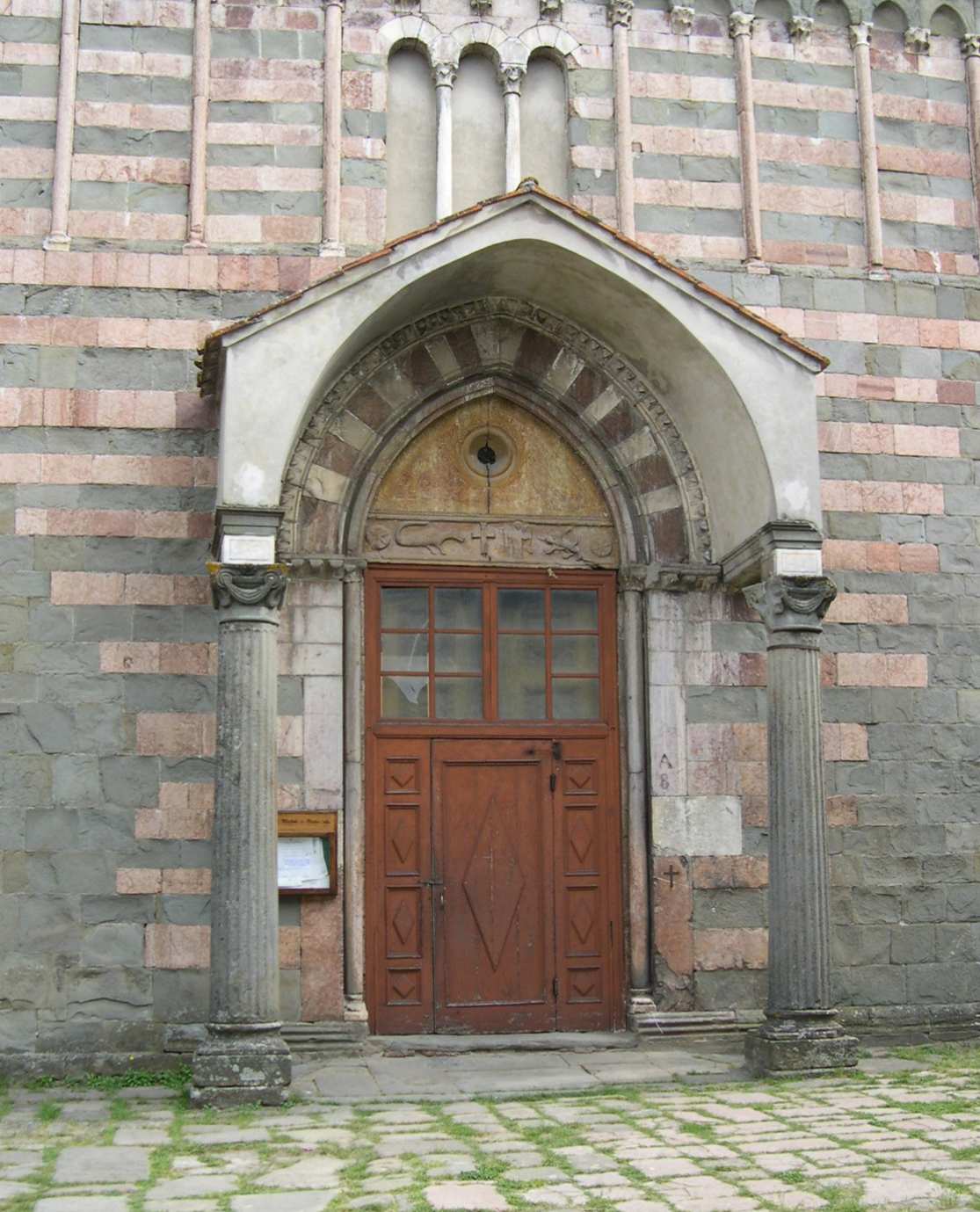 Eingangsportal der Kirche