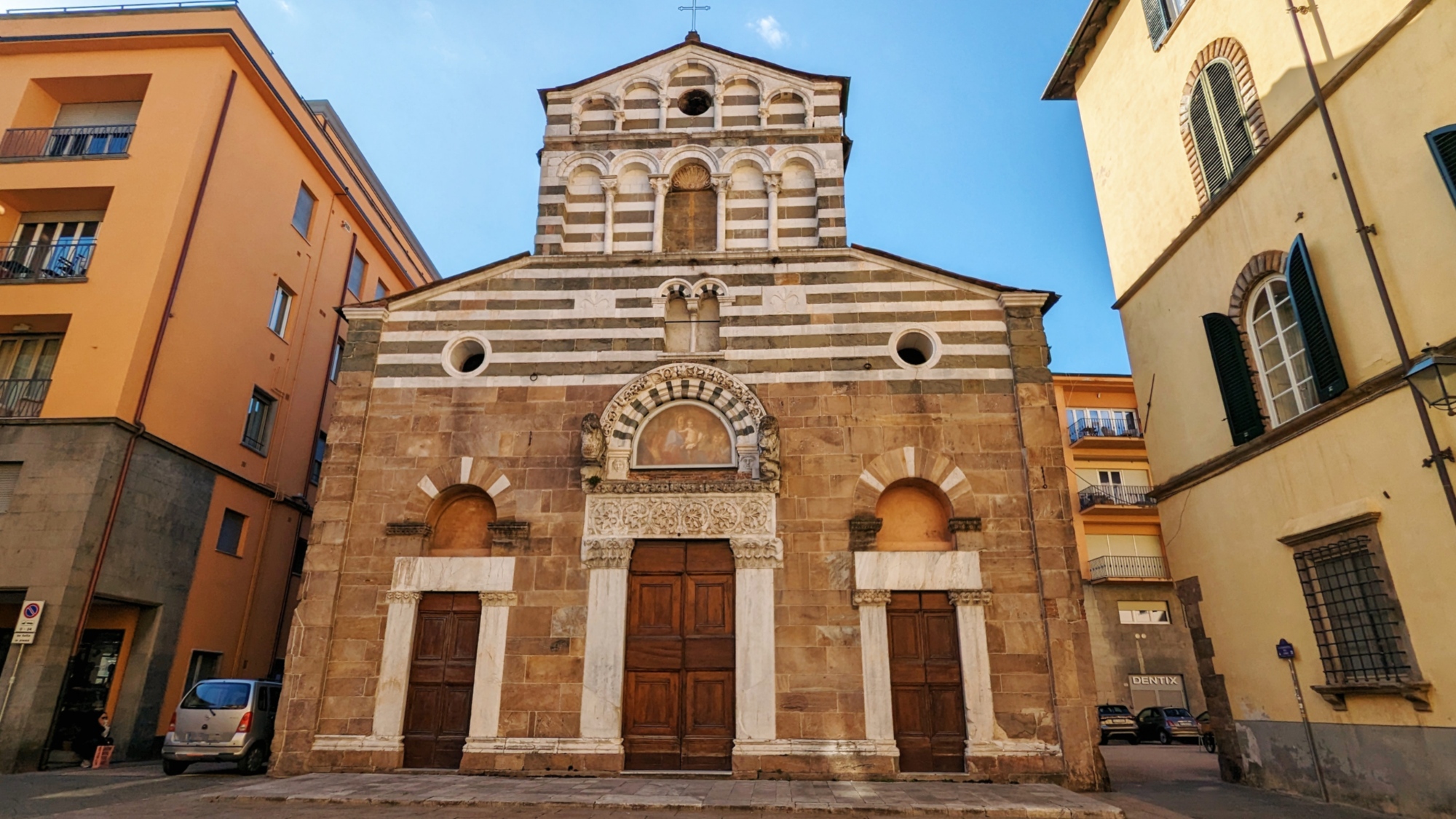 Puerta de la Iglesia San Giusto en Lucca