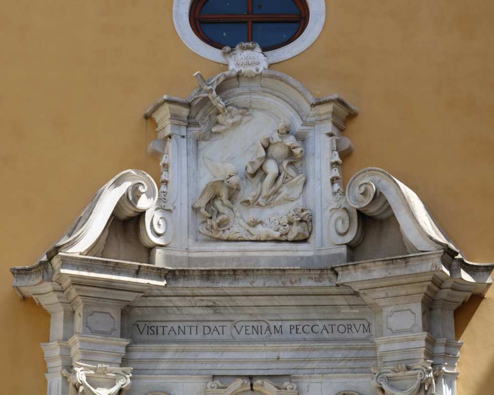 Das Portal der Chiesa del Suffragio in Carrara