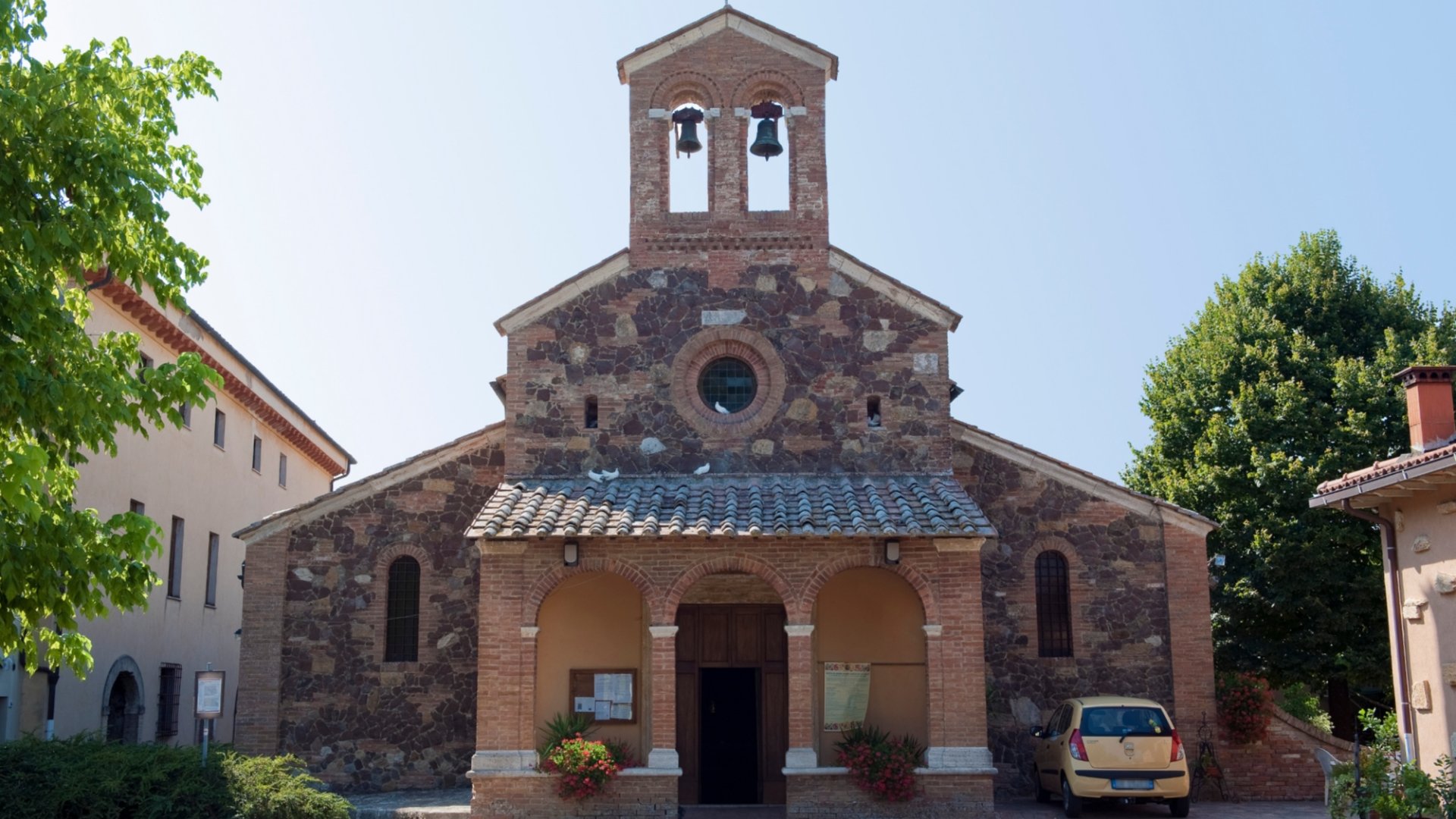 Die Fassade der Kirche Sant'Ansano a Dofana