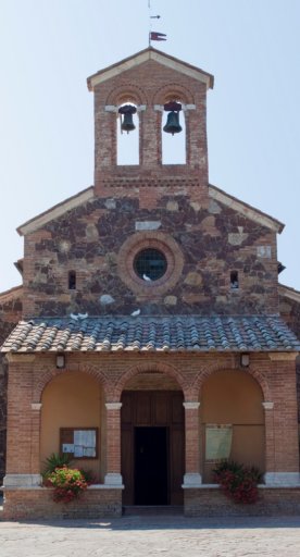 Die Fassade der Kirche Sant'Ansano a Dofana