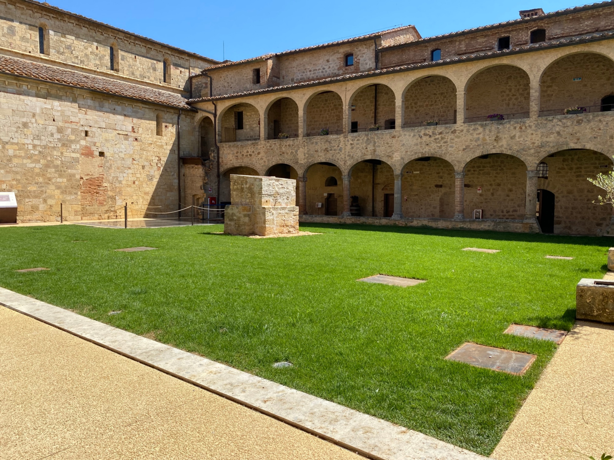 El claustro en Museo Arqueológico de Monteriggioni