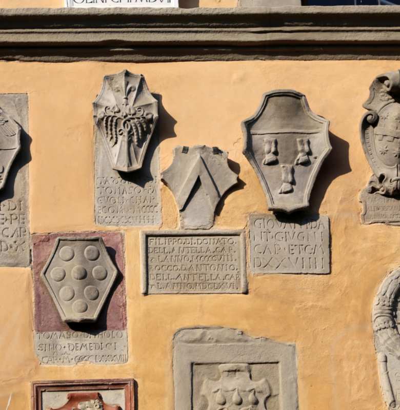 Wappen auf der Fassade des Palazzo dei Capitani della Montagna