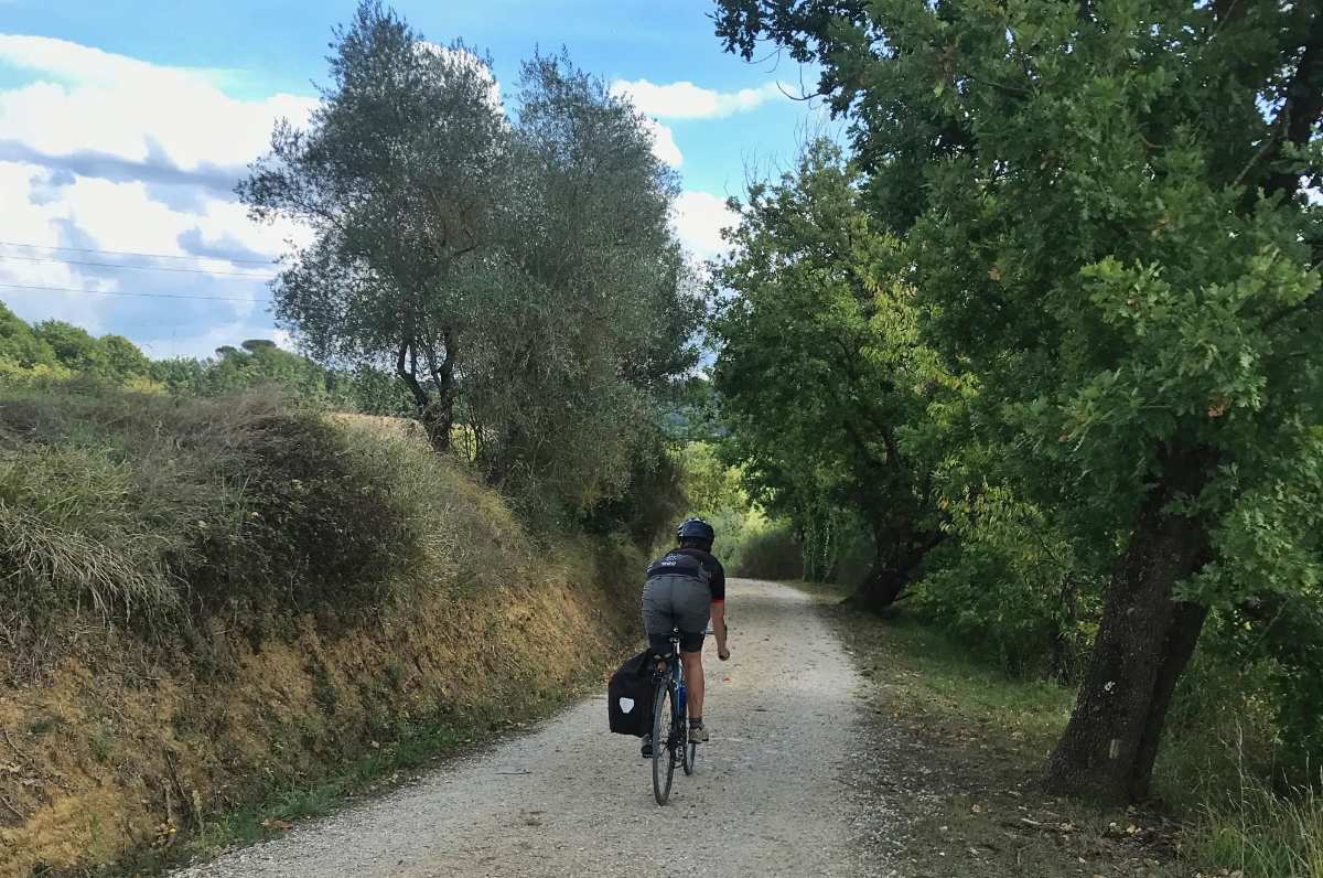 Desde San Gimignano hasta Siena a lo largo de la Vía Francígena Desde San Gimignano hasta Siena a lo largo de la Vía Francígena