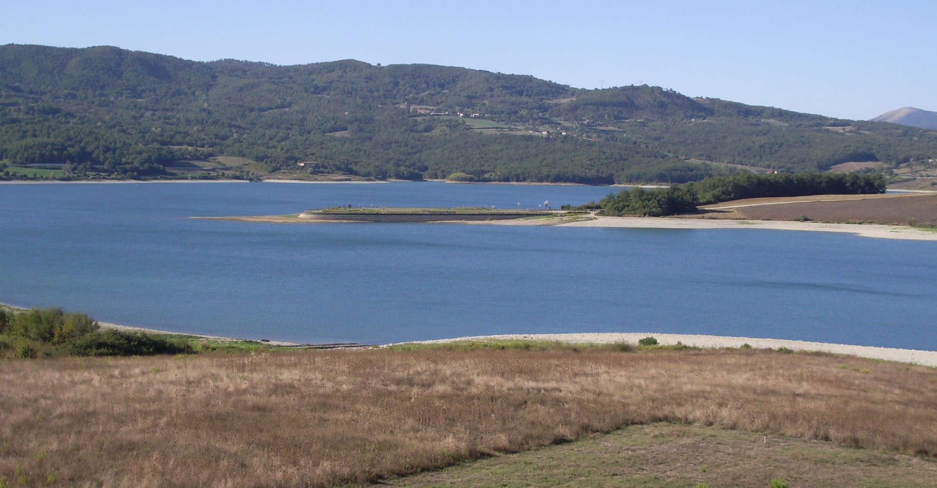 lago circondato dalle colline