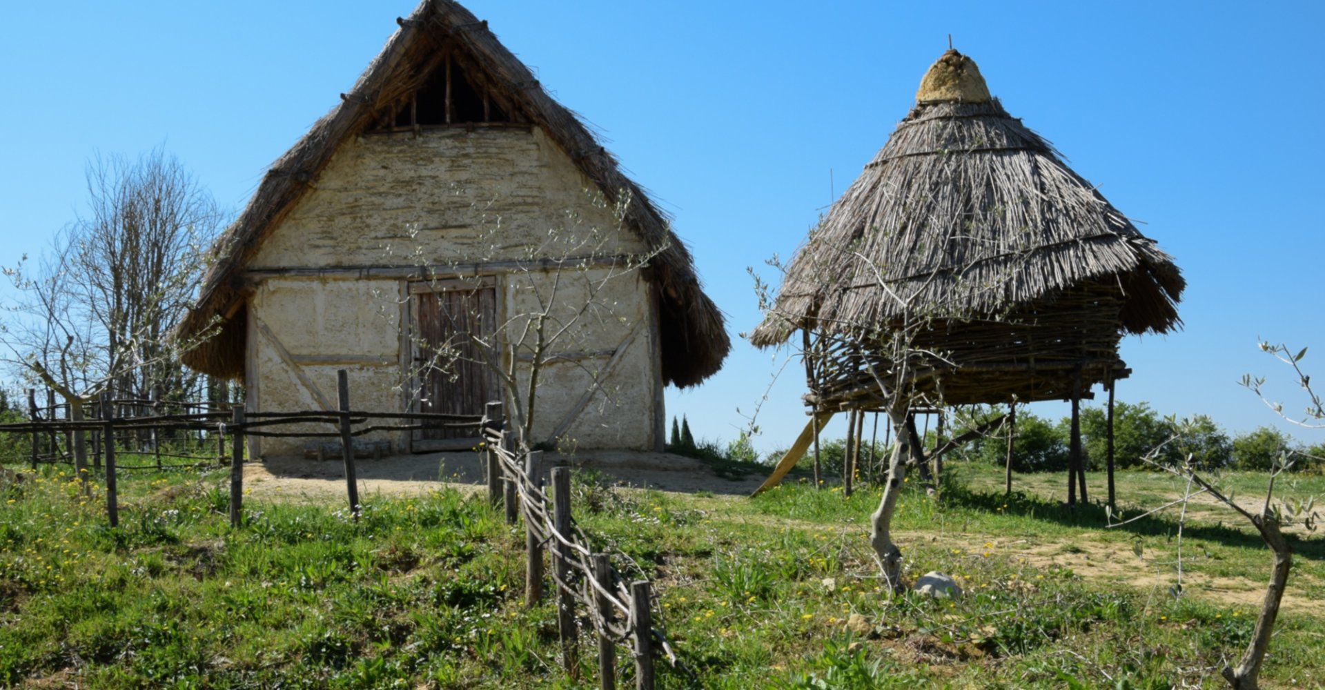 Hütten im Archäologischen Park von Poggibonsi