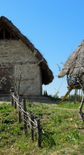 Hütten im Archäologischen Park von Poggibonsi