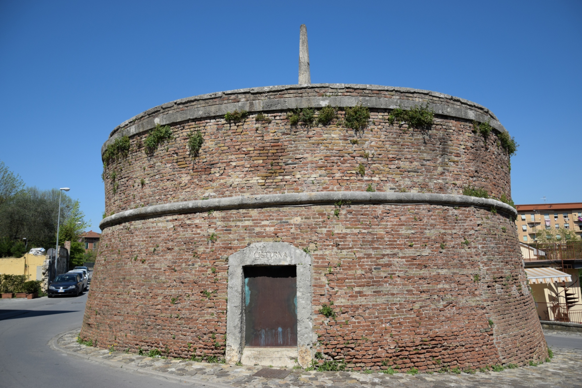 Cisterna dell'acqua, costruzione circolare che ricorda un fortino