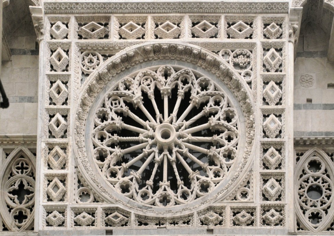 Il rosone del Duomo di Carrara Il rosone del Duomo di Carrara