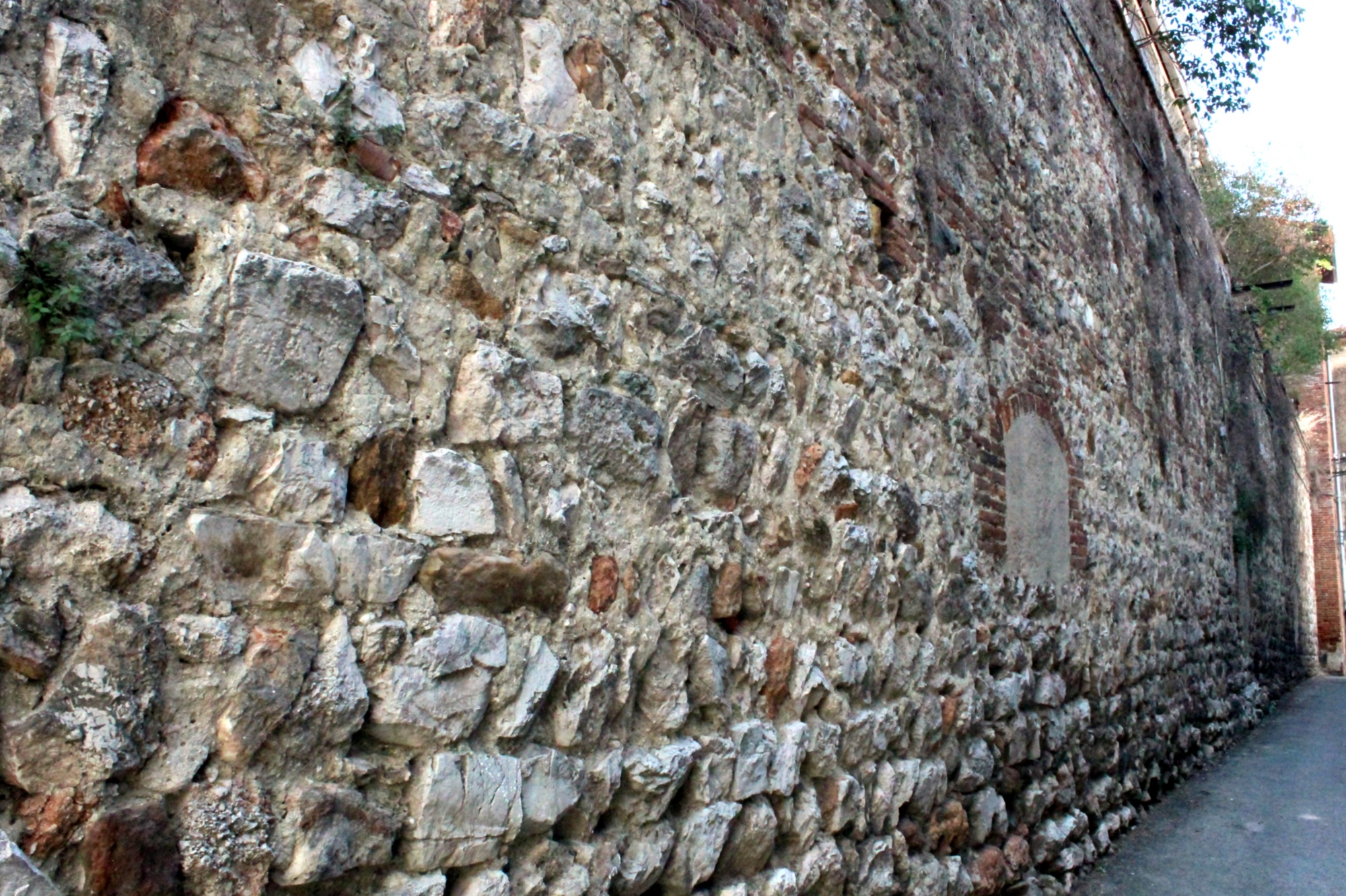 Le mura di Cascina