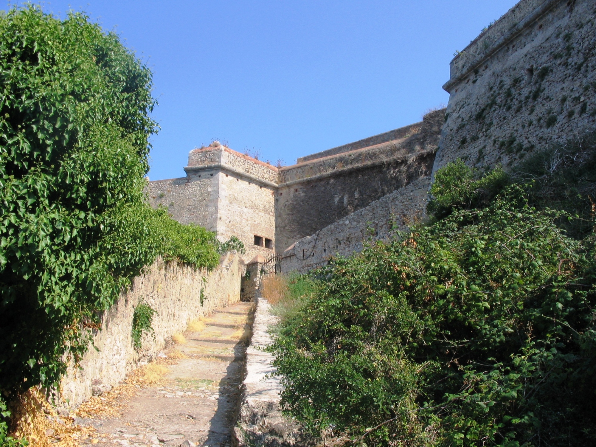 Porto Ercole, salita alla fortezza dalla rocca