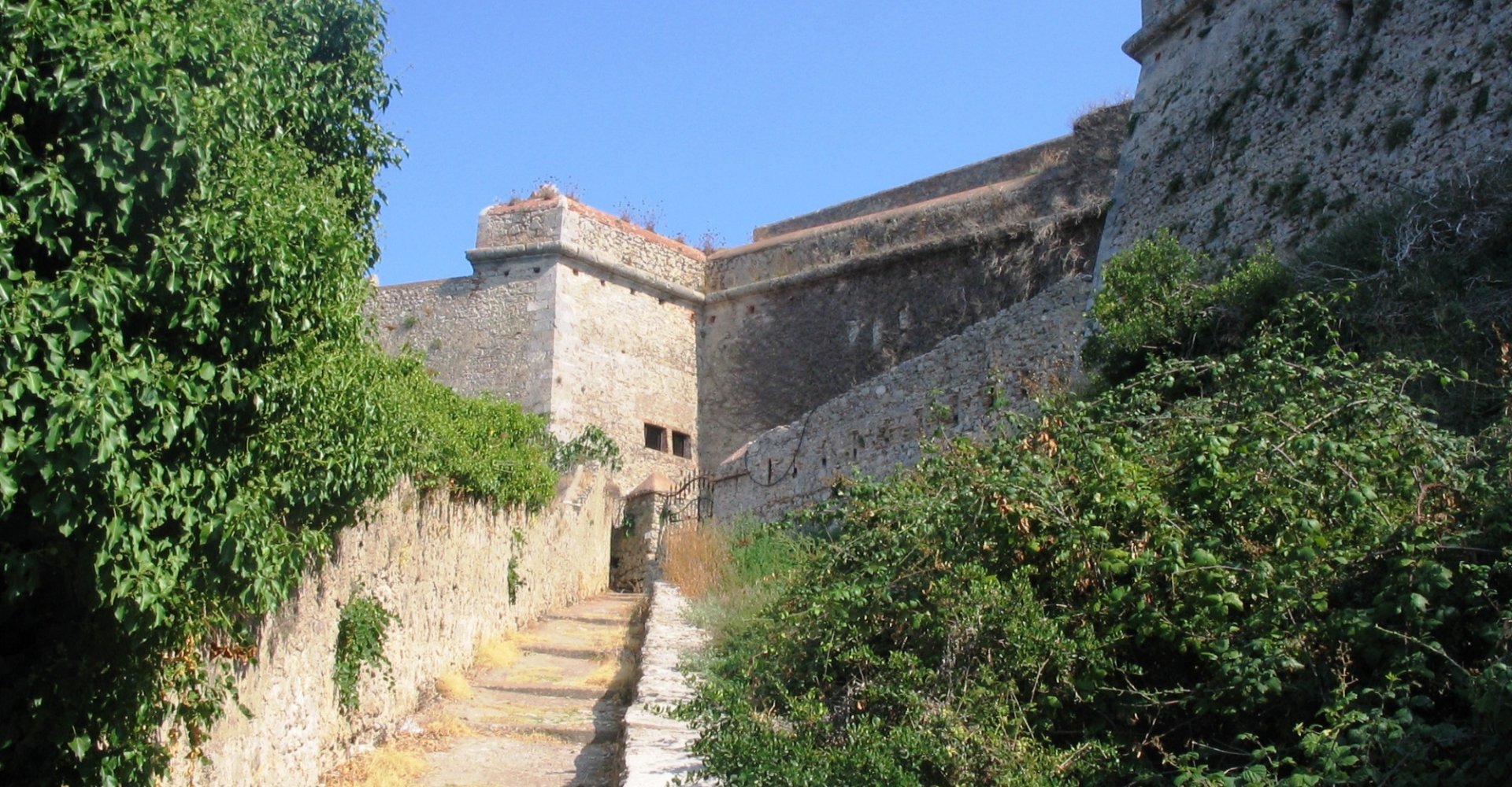 Porto Ercole, climbing to the fortress