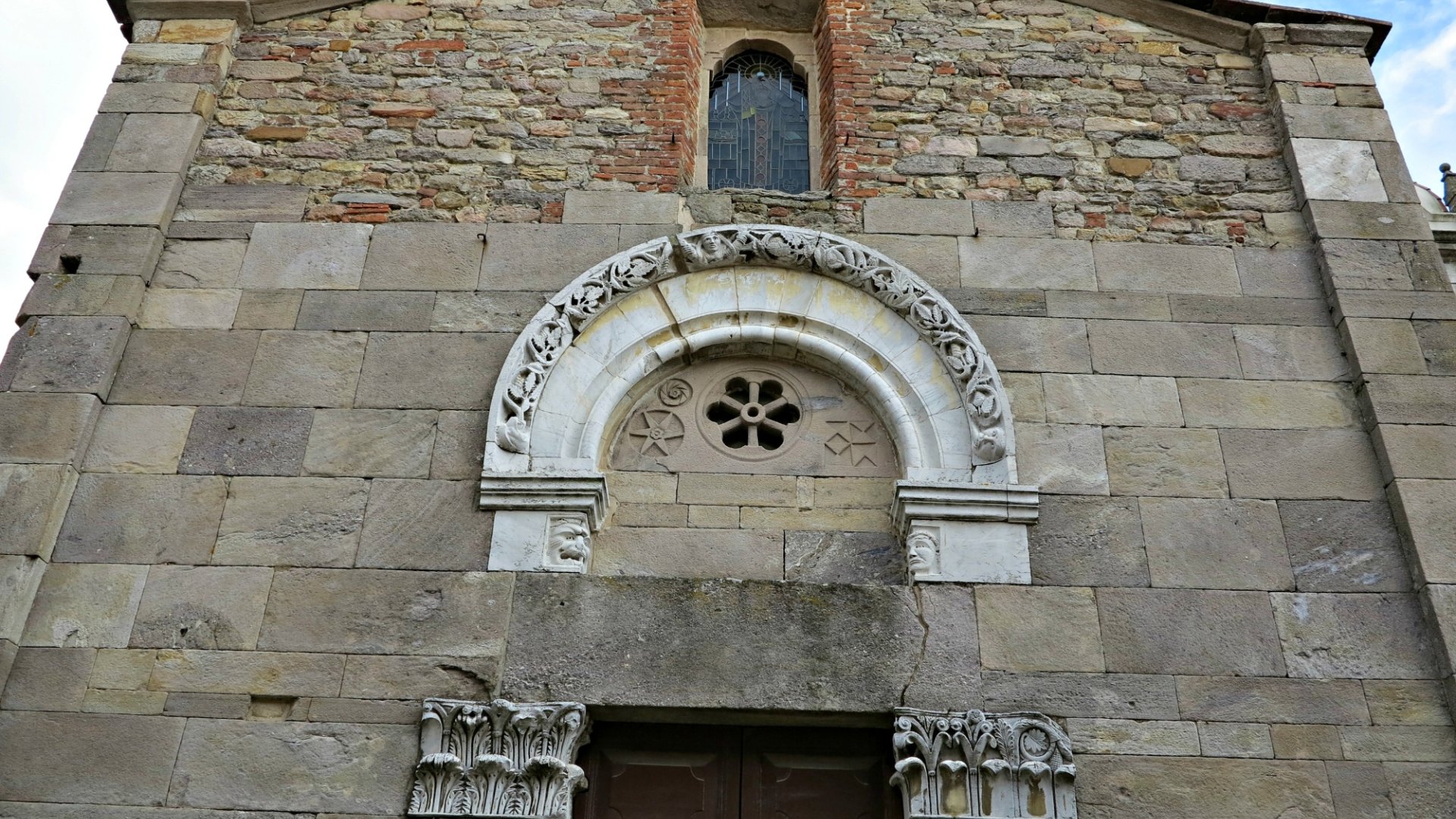 Die Fassade der Kirche